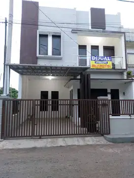 Dijual rumah murah 2 lantai, strategis ditengah kota