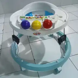 BABY WALKER BARU MERK TAJIMAKU13513
WARNA PUTIH MIX BIRU MUDA