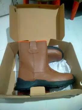 Sepatu safety kings baru