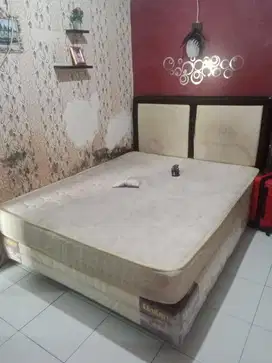 Kasur dan sofa dan meja tv