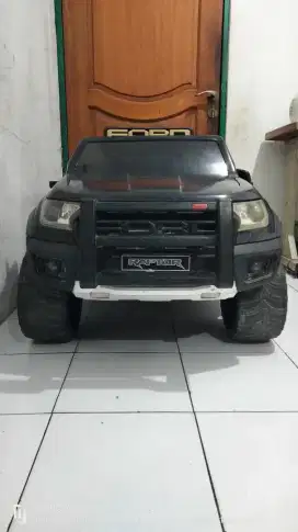 Mobil aki anak Ford Ranger Raptor ukuran jumbo.