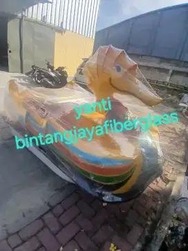 Sepeda air bebek sedang,bebek bebekan gowes,perahu wisata danau