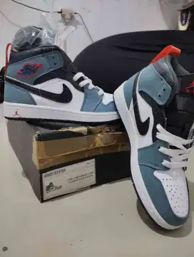 Sepatau Air Jordan 1 Mid
