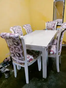 Meja makan 6 kursi