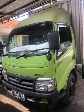 Truk Hino 300 tahun 2021