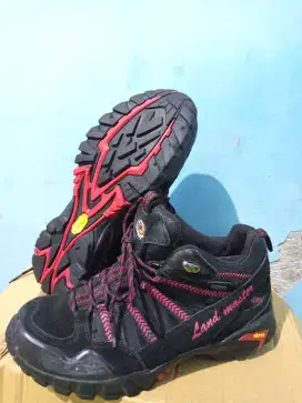 Sepatu Gunung hiking outdoor landmaster ukuran 41 vibram