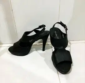 Heels Hitam Hak Elizabeth