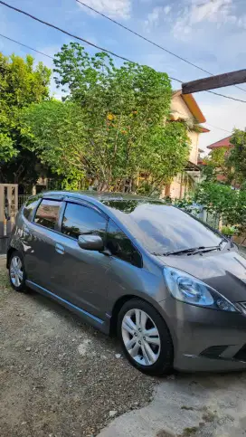 Honda Jazz 2011 Matik grey Mobil Nyaman pribadi