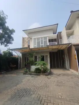 rumah 2 lantai lokasi strategis dekat kota Madiun di crown mansion