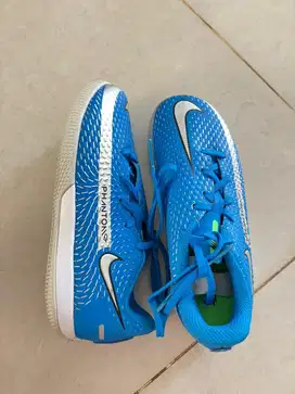 Sepatu futsal anak merk nike