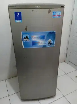 Jual cepat 2 Unit Freezer Sanyo Aqua 6 rak