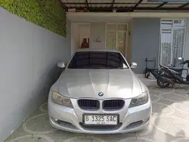 Dijual BMW e90 LCI Executive I-Drive 320i Silver NIK 2009/2010