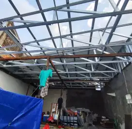 Kanopi baja atap galvalum polos terpasang
