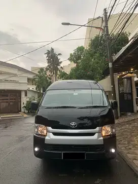 Toyota Hiace commuter  2022 Hitam