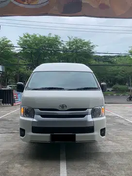 Toyota Hiace 2023 putih