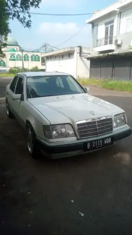 Mercedes e220 1994 AT