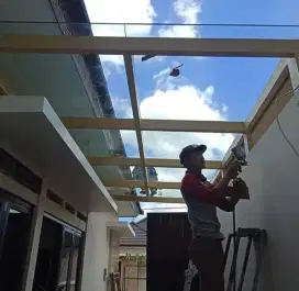 Kanopi atap kaca minimalist
