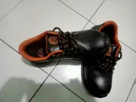 Assalamu'alaikum mau tawarin sepatu safety nya merk king's