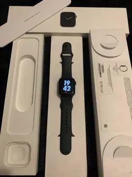 Apple Watch Series SE Gen 1 40mm Space Gray Black