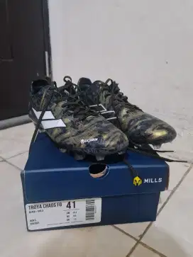 Sepatu bola Mills