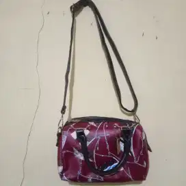 PRELOVED TAS SLEMPANG KULIT SINTETIS MAROON BERMOTIF