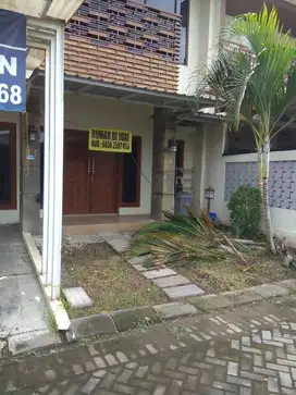 Disewakan rumah 2 lantai nyaman interior