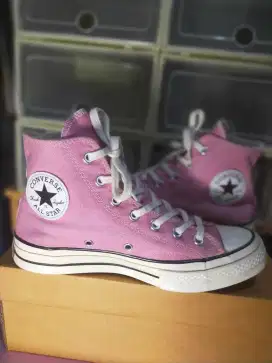 Dijual sepatu Converse High Pink