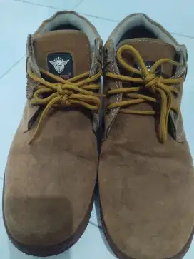 Sepatu outdoor pria