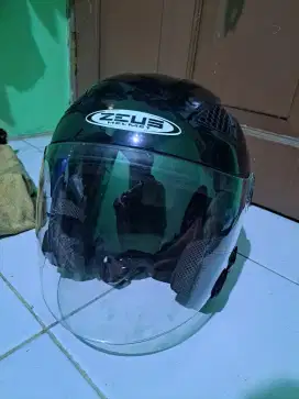 Helm zeus 610 glossy black