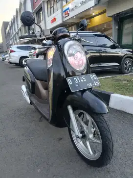 Scoopy Stylist 2015 Hitam MULUS