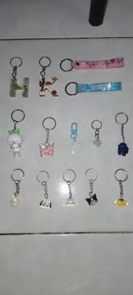 Gantungan kunci plastik ada 14pcs motif, P6cm, L4cm, kondisi ok, nego