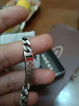 Gelang Gucci masih oke dus sama buku asli