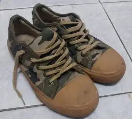 Sepatu kanvas anak