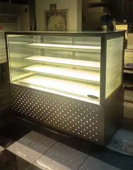 Cake showcase chiller ukuran 150x70x135 cm merk Crown murah