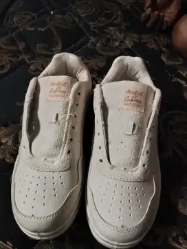 Dijual sepatu TDK terpakai baru