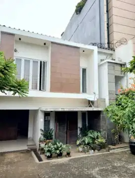 Rumah Cantik Di Kawasan Elit Kebayoran Baru