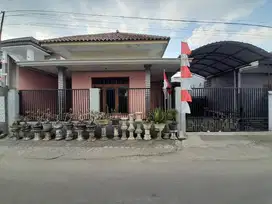 Rumah Mewah di Hayam Wuruk, Jombang - Garasi Luas, SHM