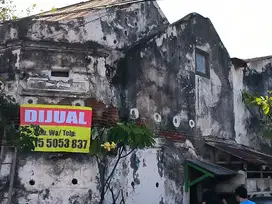 dijual rumah bangunan tua di Probolinggo Brigjen katamso