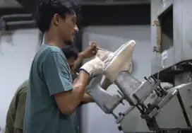 Operator Tarik (mesin injection sepatu)