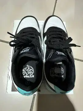 Sepatu sneakers Hitam Putih