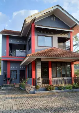 Dijual Villa Asri Plus Kolam Pemancingan di Wanayasa