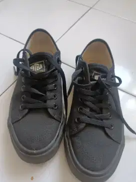 Sepatu ventela full black ukuran 41