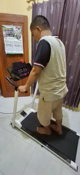 Alat olahraga treadmill