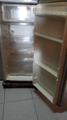 Kulkas 1 pintu dijual tidak terpakai lagi. Kondisi baik