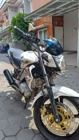 Dijual Yamaha Vixion tahun 2011 warna putih.. km Low..body mulus