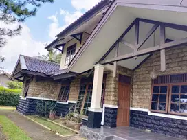 Bangunan Villa Asri dan Vintage dengan tanah yang luas.