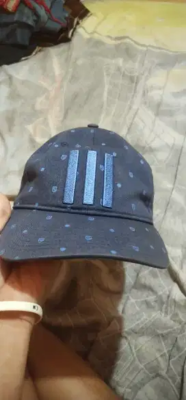 Topi adidas motif