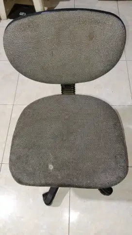 Kursi putar empuk