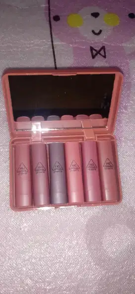 Lipstik mate ukuran sedang