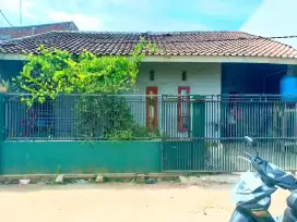 Rumah siap huni pinggir jalan padat penduduk